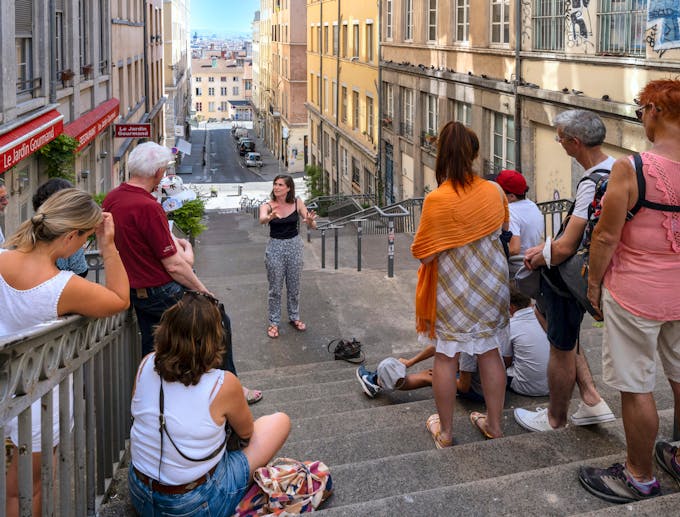 « Parcours conté » avec Lucille de l’agence Cybèle, spécialiste des visites historiques et théâtralisées du Vieux Lyon.