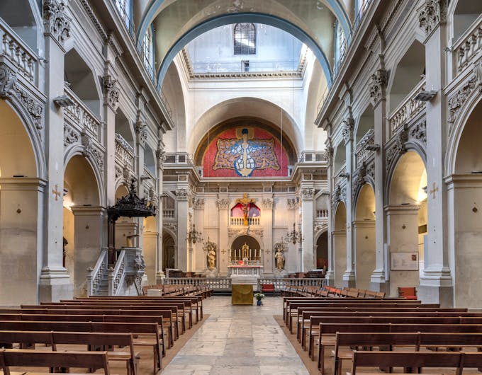 À l’intérieur de l’église Saint- Polycarpe, la grande nef à sept travées et les nefs latérales à arcades surmontées de tribunes à balustrade.  