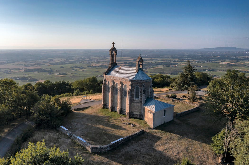 La chapelle Notre-Dame-aux-Raisins qui sert à protéger les vignes après une période de maladies et de mauvais temps à Mont Brouilly.