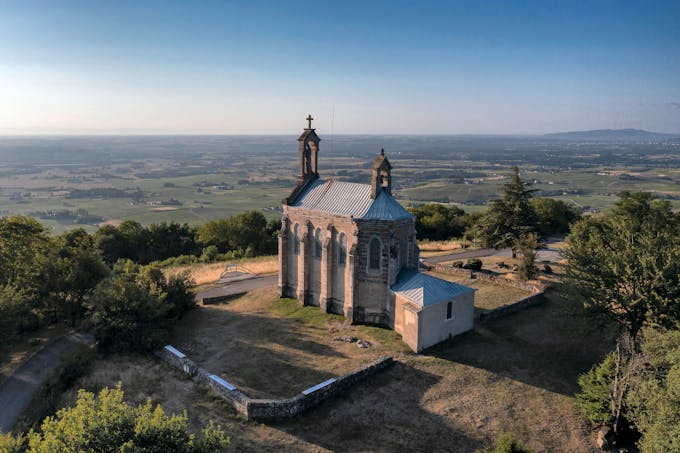 La chapelle Notre-Dame-aux-Raisins qui sert à protéger les vignes après une période de maladies et de mauvais temps à Mont Brouilly.
