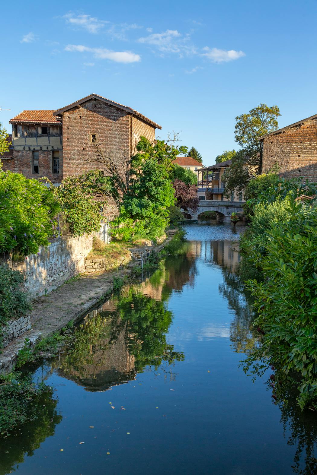 La cité médiévale de Châtillon-sur- Chalaronne, située à une heure de Lyon, paisible et fleurie, avec ses maisons à colombages, ses ponts suspendus et ses magnifiques halles du xve siècle.
