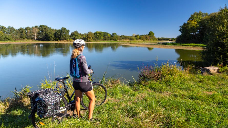 Le vélo életrique est idéal pour découvrir la Dombes au fil de l'eau.