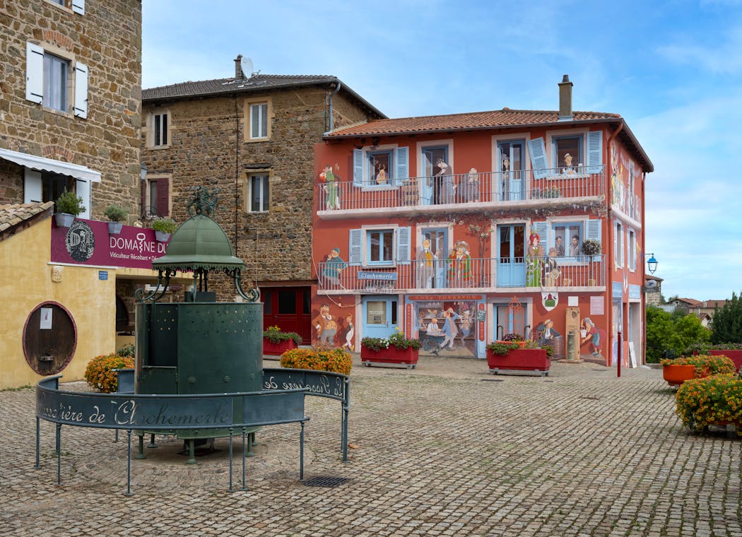 L'office du tourisme est peint avec des scènes murales de Clochemerle, un livre de Gabriel Chevallier, à Vaux-en-Beaujolais, dans le village de Vaux-en-Beaujolais, dans le Beaujolais