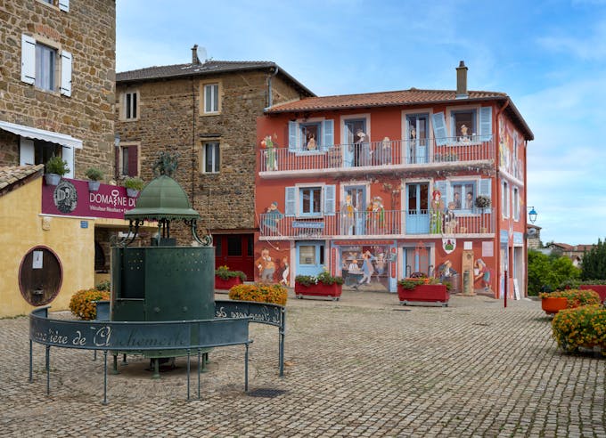 L'office du tourisme est peint avec des scènes murales de Clochemerle, un livre de Gabriel Chevallier, à Vaux-en-Beaujolais, dans le village de Vaux-en-Beaujolais, dans le Beaujolais