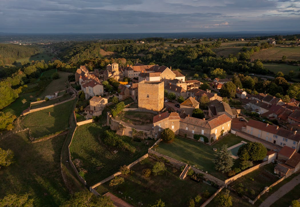 Village de Semur-en-Brionnais, avec le Château Saint Hugues et l'Eglise Saint-Hilaire, dans la région Charolais-Brionnais, Saône-et-Loire, 