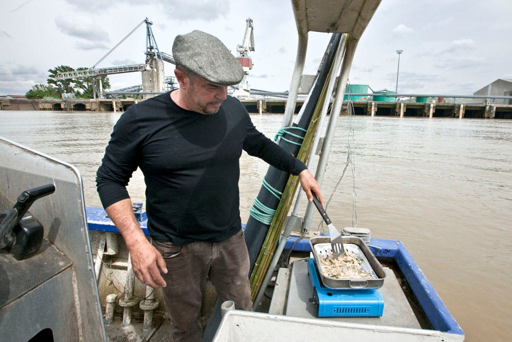 Jean-Marie Hauchecorne cuisine ses crevettes sur son bateau