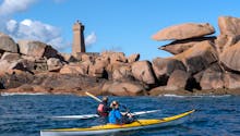 Découvrir la côte de Granit rose en kayak
