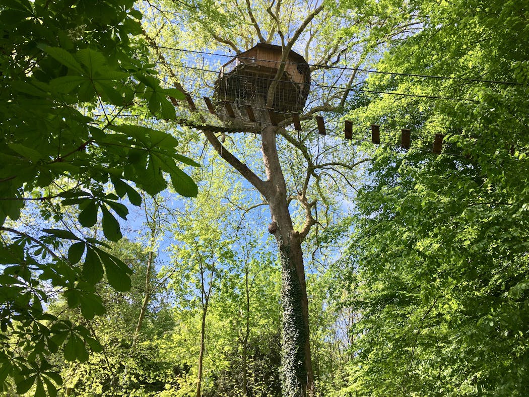 Une des cabanes perchées du domaine de Ouezy