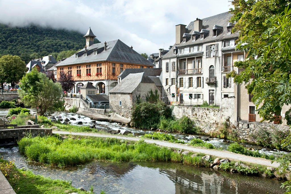 Le village d'Arreau dans la vallée d'Aure en Hautes-Pyrénées