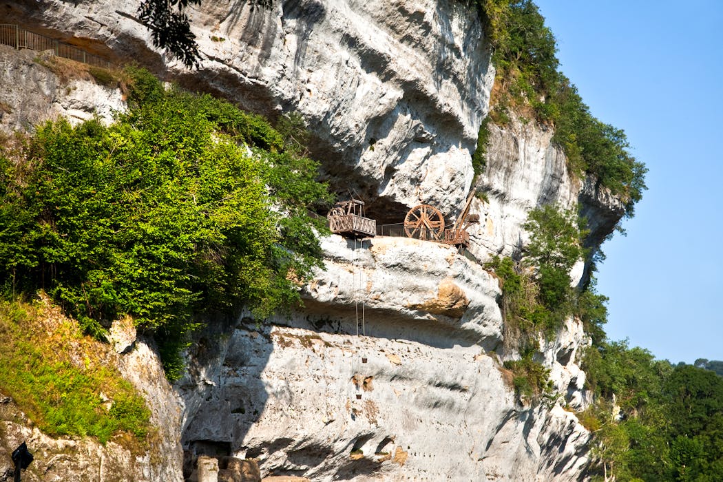 Reconstitution de la « cage à écureuil », un engin de levage, efficace et puissant, utilisé par les bâtisseurs du Moyen Âge, sur une terrasse de la falaise de La Roque Saint-Christophe.
