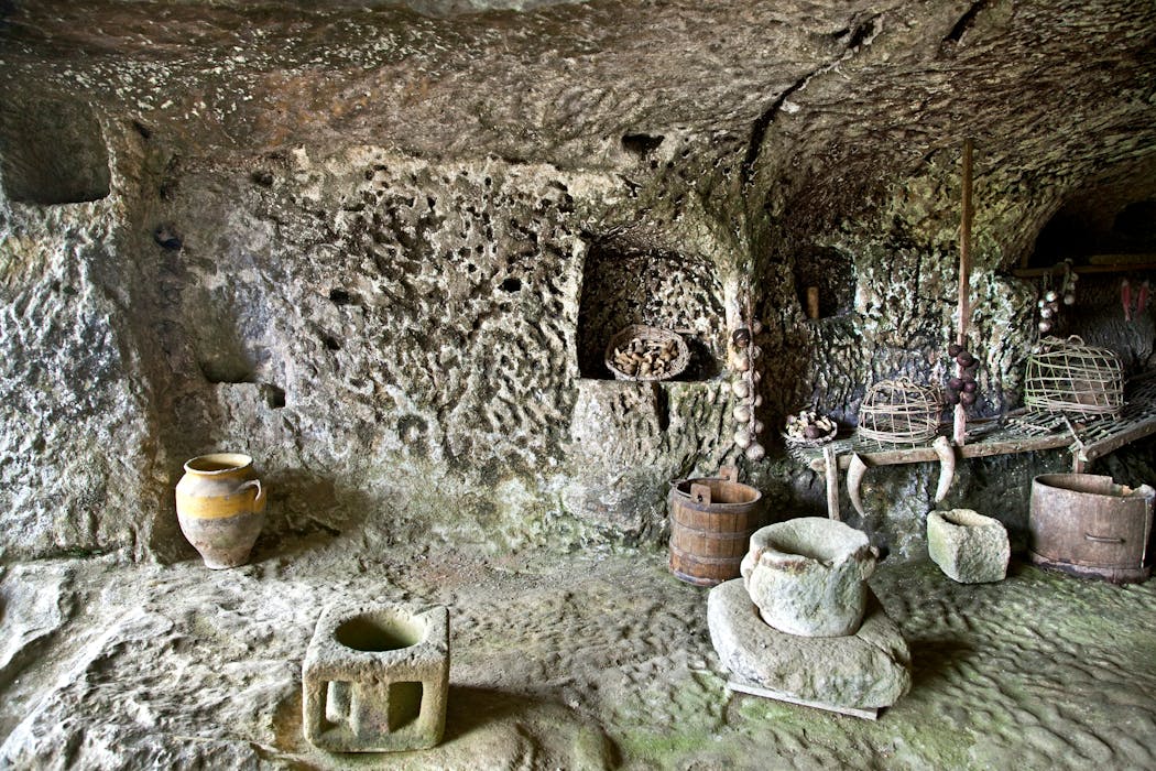 Reconstitution de la « cuisine de l’an mil », dans un habitat médiéval troglodyte de la falaise de La Roque Saint-Christophe, témoin fascinant du mode de vie et de l’organisation à cette époque.