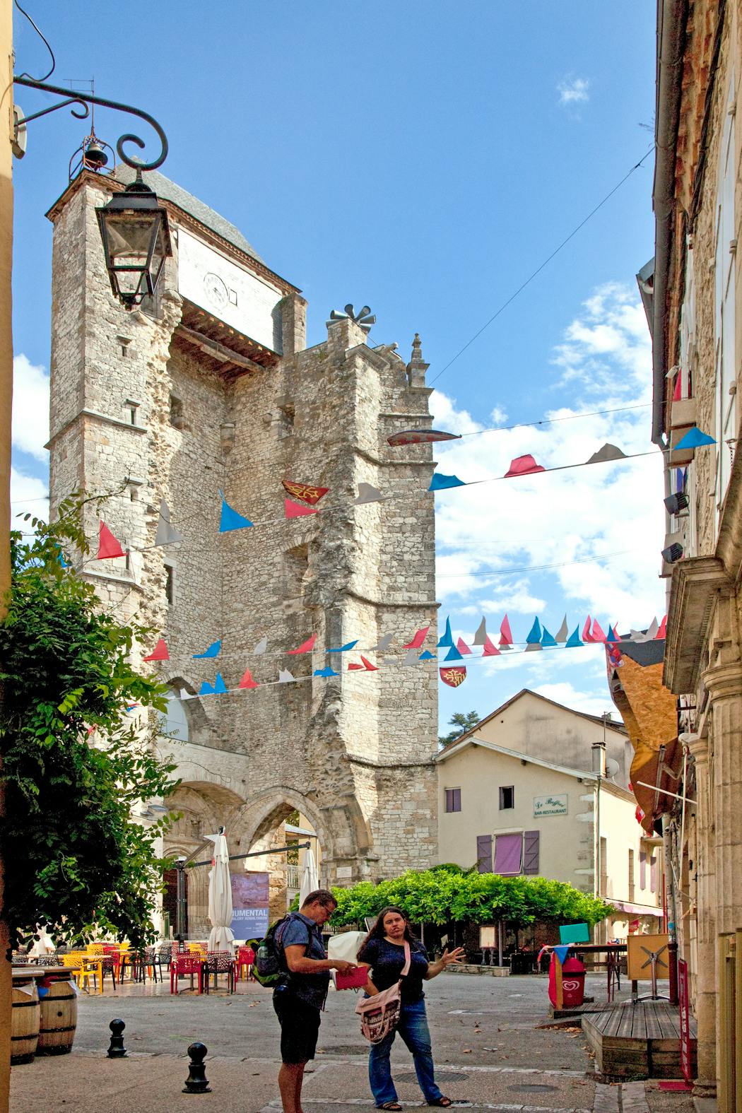 Les vestiges de la tour de beffroi de l’église Saint- Martin (XVIe siècle).