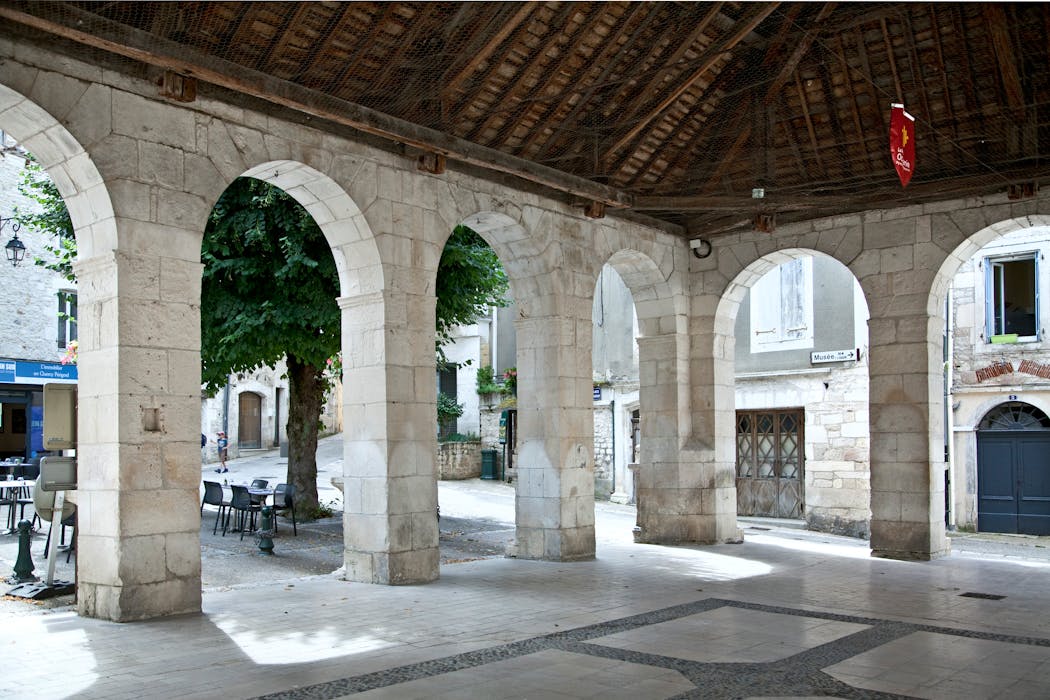 Sur la place Doussot, les halles de Souillac de style néoclassique, bâties dans les années 1830, accueillent le marché chaque vendredi.