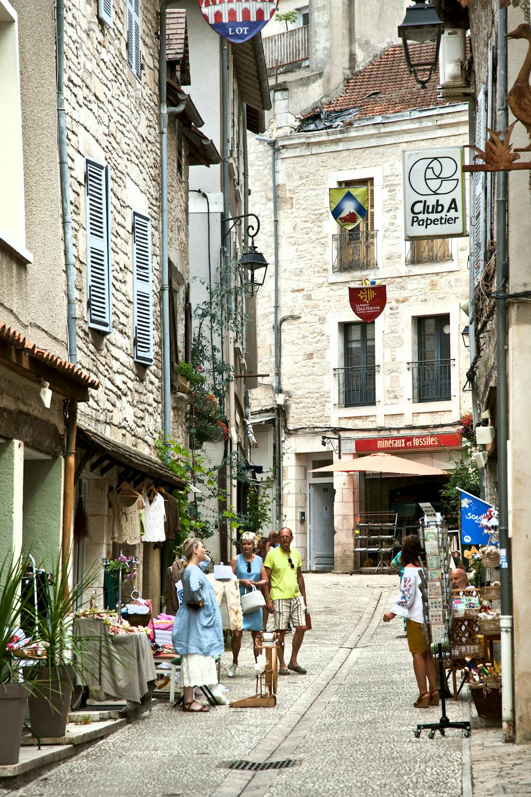 Végétalisation, restauration des façades, ouverture des impasses au public, nouveaux commerces... depuis quelques années, la rue de la Halle, artère piétonne principale du centre historique, retrouve son dynamisme d’antan.