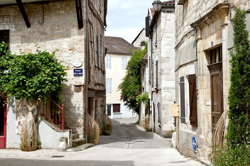 Le nom de cette petite place, la Nau, souligne l'une des périodes les plus prospères de la ville, aux XVIIIe et XIXe siècles : l'activité des gabares sur la Dordogne.