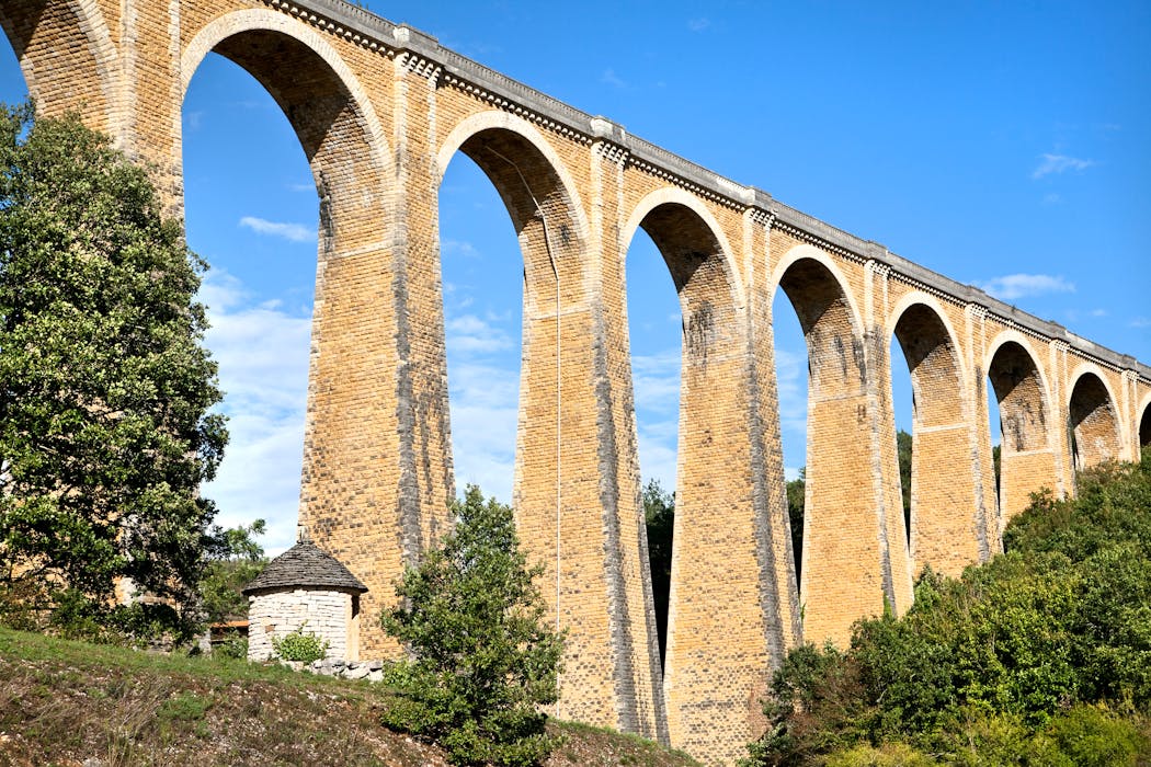 À Lachapelle- Auzac, commune de l’agglomération de Souillac, le viaduc du Bramefond, et ses 14 arches, édifié entre 1881 et 1888 et en service jusqu’en 1989, mesure 322 mètres de long pour 44 mètres de haut.