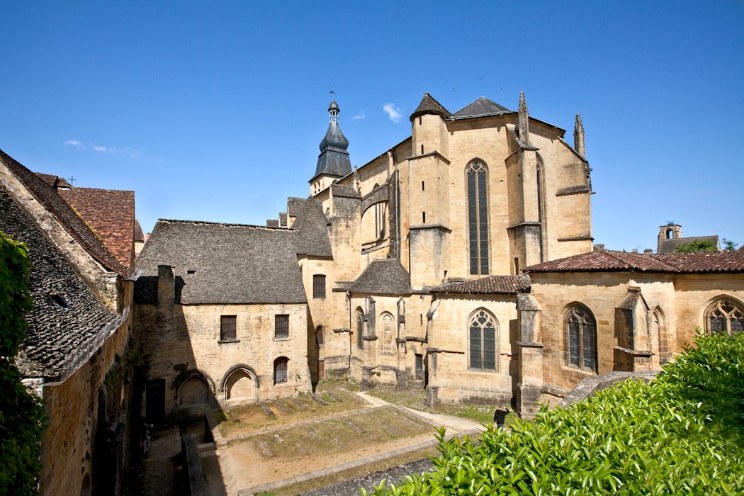 La cathédrale Saint-Sacerdos (XIIe-XVIIe siècles), de style gothique, a conservé quelques éléments romans de l’ancienne abbatial