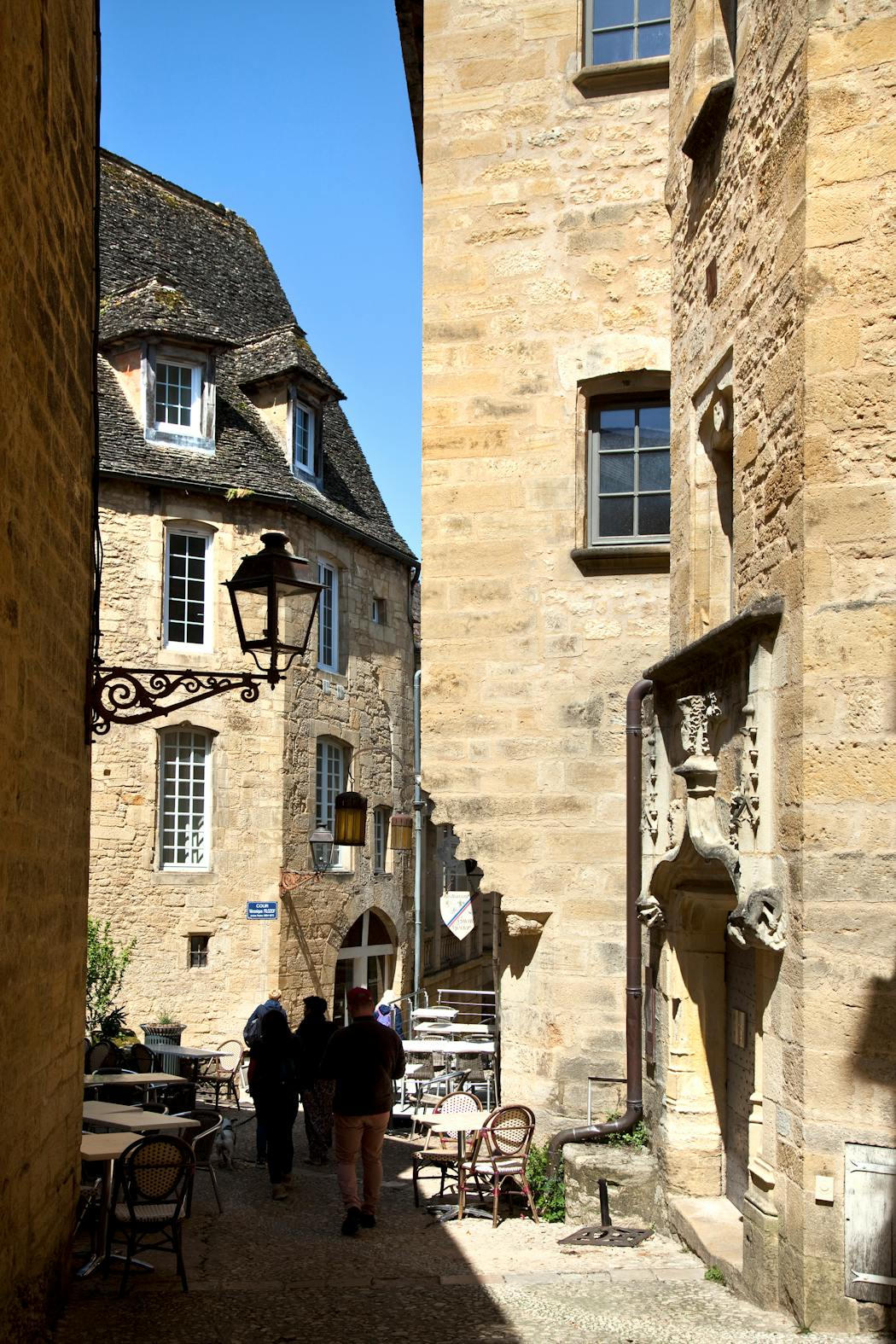 rès agréable à arpenter, commerçante et très séduisante, la rue de la Salamandre est dotée d’un admirable patrimoine bâti, à l’image de l’hôtel particulier de Grézel, du XVe siècle, avec sa tour de noblesse au portail gothique flamboyant.