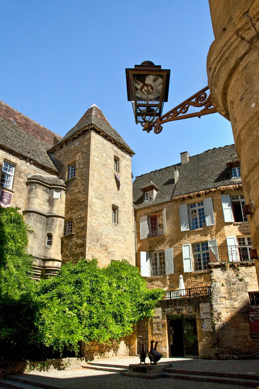 Place du Marché- aux-Oies, le remarquable hôtel de Vassal (XVe siècle) est composé d’un imposant corps de logis, d’une tour d’escalier quadrangulaire et d’une double tourelle en encorbellement