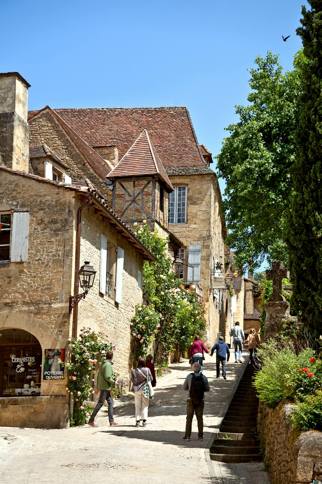 Une demeure périgourdine traditionnelle des XVIe et XVIIe siècles, avec son pigeonnier accolé, située au 7 de la rue Montaigne, dans le cœur historique.