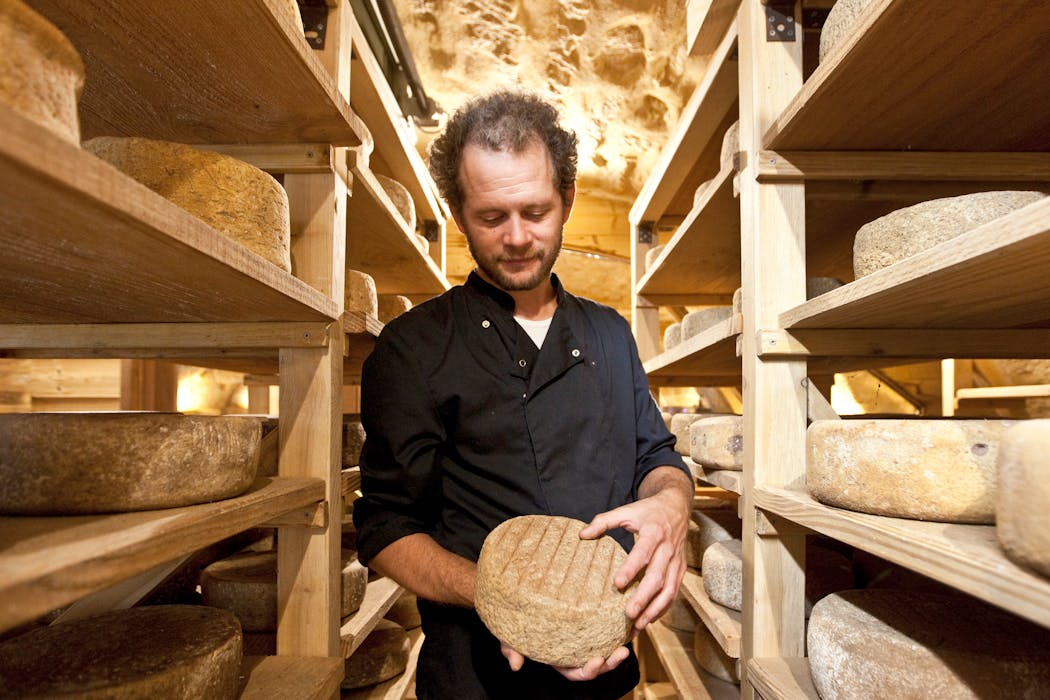 Pierre Besnier, cocréateur de la fromagerie Chez Pierrô, installée dans une cave voûtée du XVe siècle, rue de la Salamandre, et dont la moitié des 100 mètres carrés sert à l’affinage.