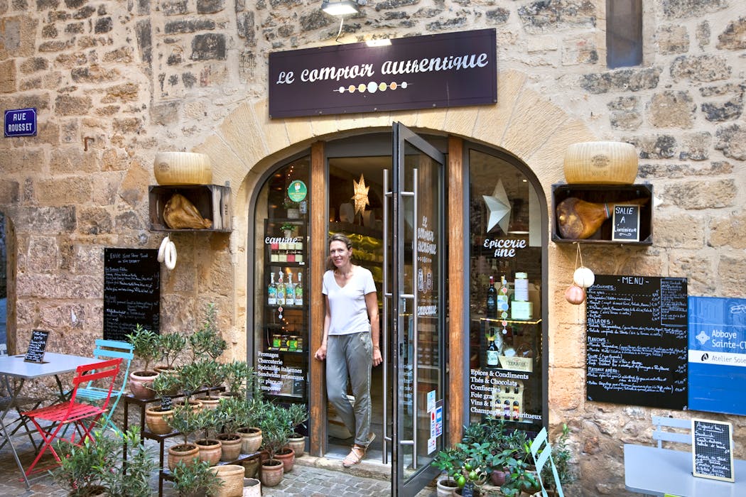 Parmi les spécialistes de l'épicerie de Laurie Pollet, les tartinâmes pour apéritif de chez Lembert ou le gin de la distillerie de l'art, à Montignac.