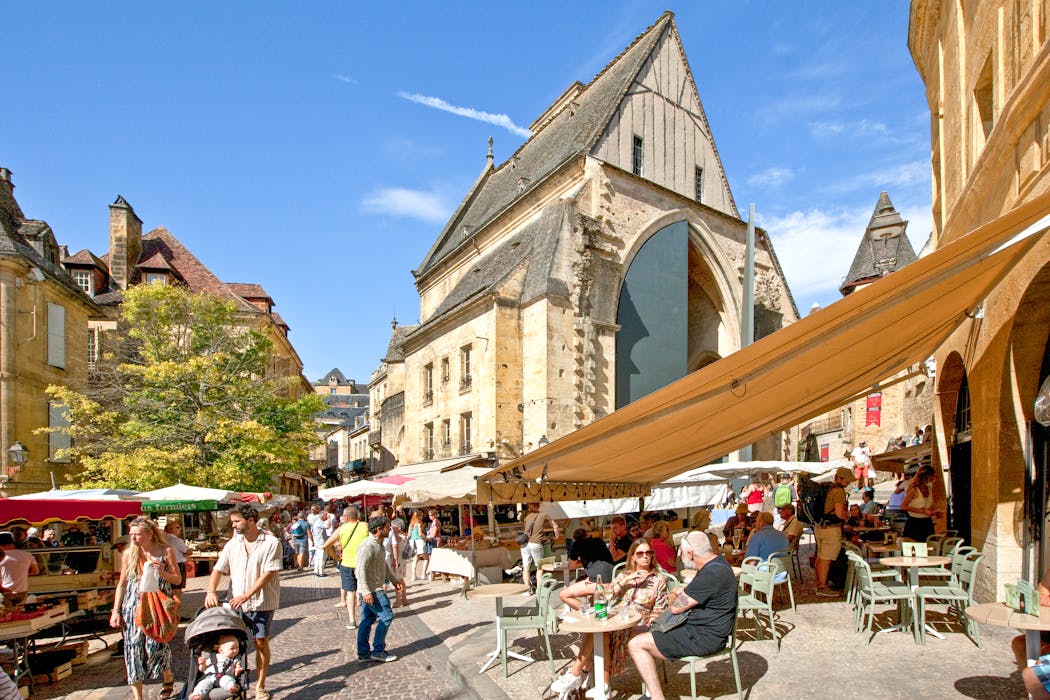 L’ancienne église Sainte-Marie, édifiée aux XIVe et XVe siècles sur la place de la Liberté, abrite depuis 2001, après une transformation par l’architecte Jean Nouvel, un marché couvert de 400 mètres carrés, qui vient compléter les appétissants stands installés à l’extérieur.