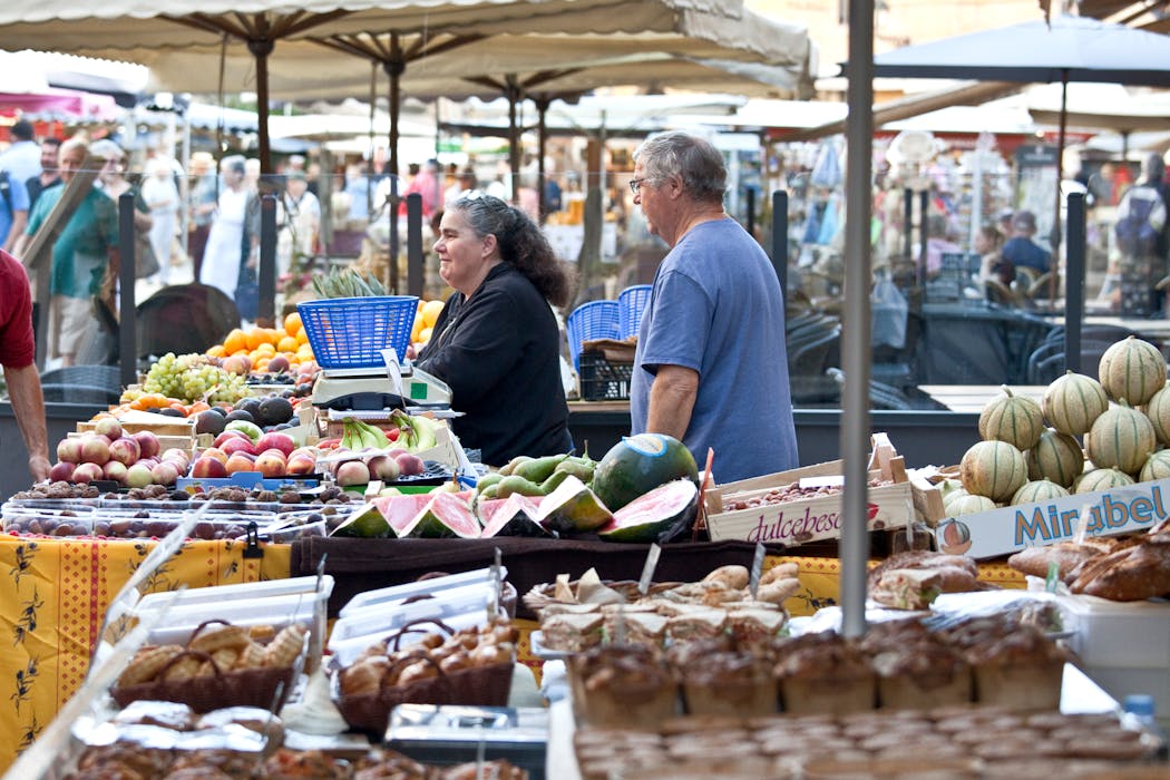 Les étales du marché, place de la Liberté font part belle au terroir de la région.
