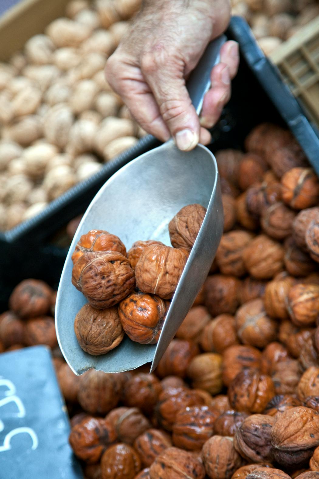 Pour se procurer de délicieuses noix du Périgord, mais aussi tous les produits qui font la renommée de la région, rendez-vous au marché, place la Liberté, dans le centre historique, tous les samedis.