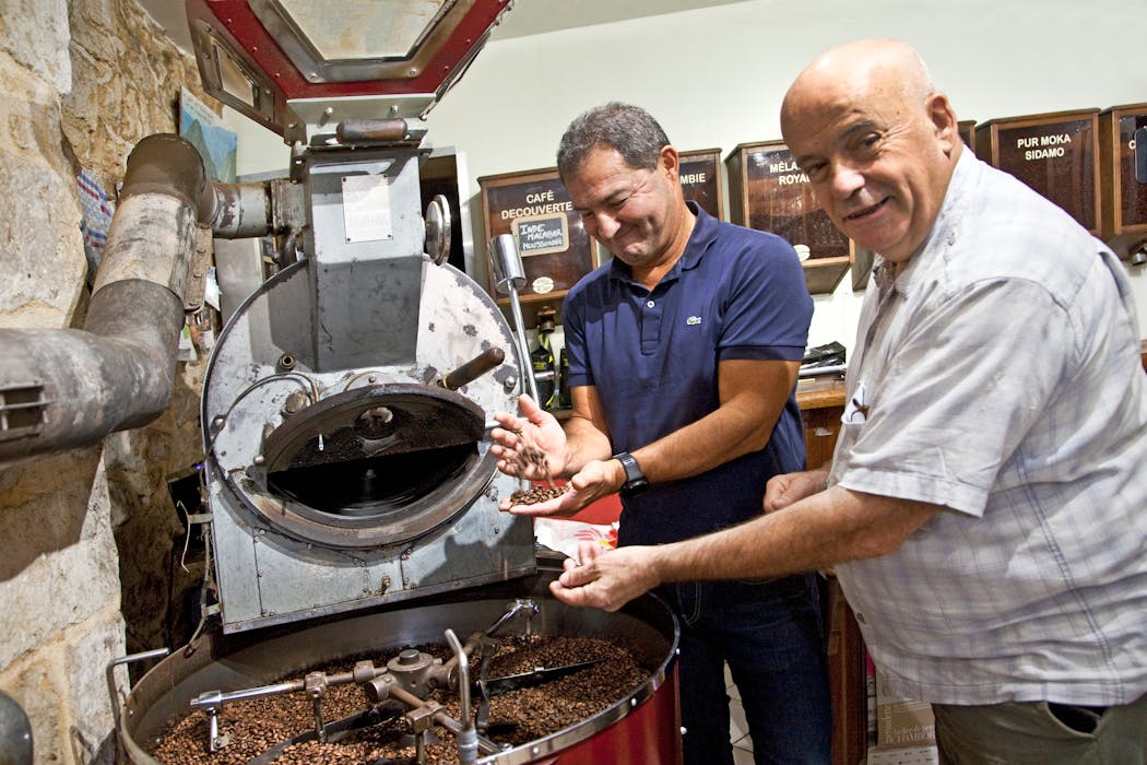 Jean-Pierre Frontière, le meilleur torréfacteur de café à Sarlat, selon le chef Jean-Michel Bouriane. à la Brûlerie Sarladaise.