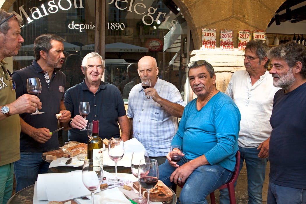 Avec leurs amis, Jean-Michel Bouriane et David Pélégris de la fameuse Maison Pélegris, dégustent leur traditionnel « casse-croûte » de 10 heures, pendant le marché du samedi.