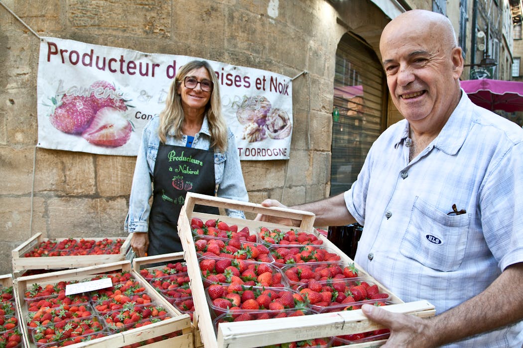 e chef Jean-Michel Bouriane, chef des restaurants Le Bistrot et Le Petit Bistrot, qui ne cuisine qu’avec des produits frais et locaux, achète les très réputées fraises de la productrice Laurence Bordes.