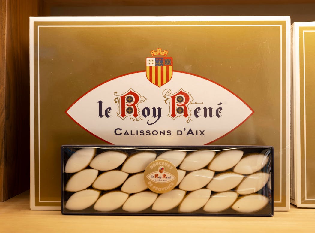 Une boîte de Calissons d'Aix, un bonbon traditionnel à base de pâte d'amande et de melon confit, vendus au Roy René à Aix-en-Provence.