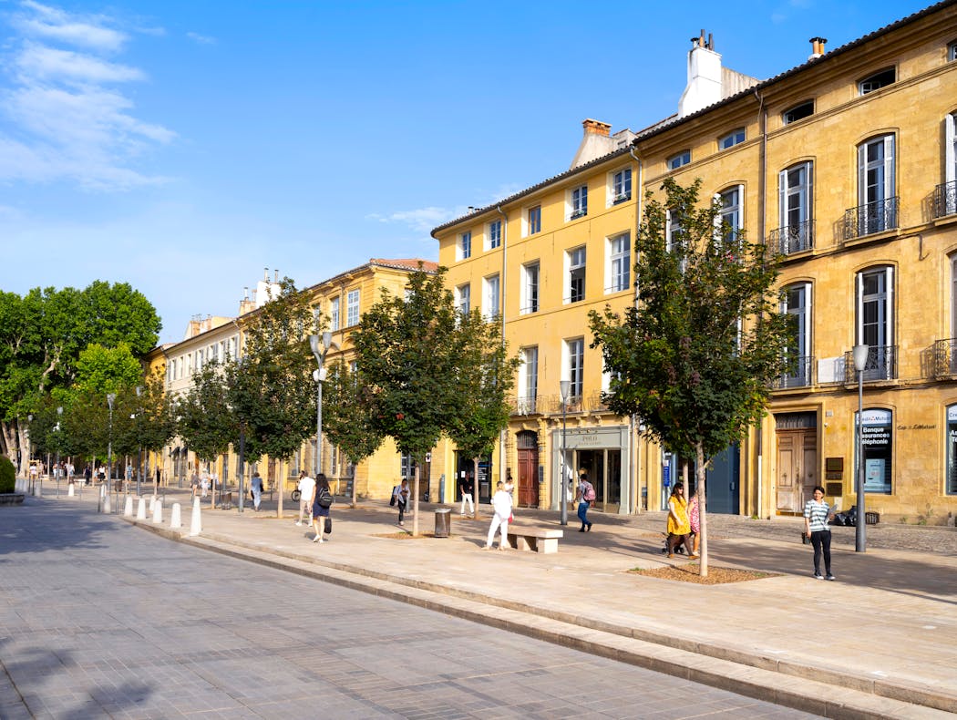 Le Cours Mirabeau, une rue de 440 m de long construite en 1649 à Aix-en-Provence.
