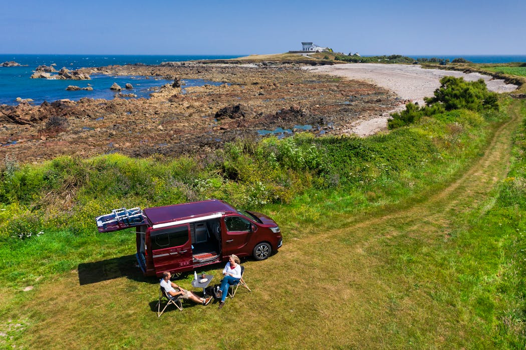 Il est midi passé, les estomacs se creusent... Qu’à cela ne tienne, la pointe de Jardeheu, à Digulleville, où se dresse un sémaphore du xixe transformé en gîtes, est l’endroit rêvé car protégé des vents pour un pique-nique improvisé au soleil.