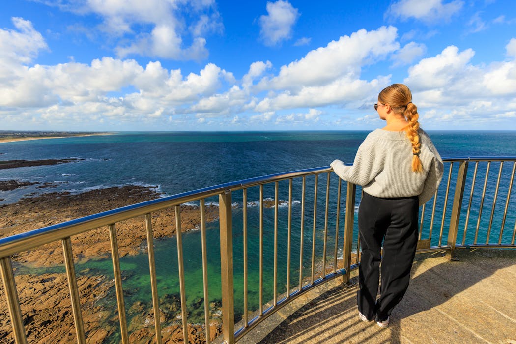 Après une montée de plusieurs centaines de marches – selon la légende, il y en a autant que de jours dans l’année –, la passerelle déploie un panorama hors du commun sur le très sauvage val de Saire et les eaux bleu gris de la Manche.