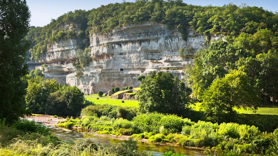Considérée comme le plus grand ensemble troglodytique d'Europe, la Roque Saint-Christophe est un site unique, emblématique de la Vallée de la Vézère.
