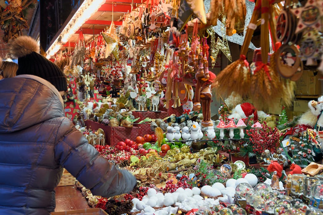 Le marché de Noël de Strasbourg, qui ouvre fin novembre, est le plus vieux de France avec une première édition post- Réforme datant de 1570.