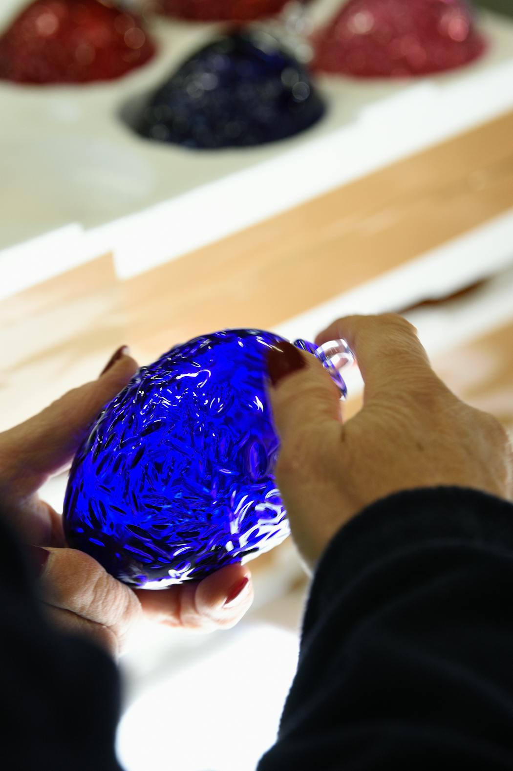 La boule de Noël 2021 "Piaf" a été conçue en hommage aux mésanges. Sa créatrice a voulu évoquer les traces laissées par ces oiseaux quand ils picorent des boules de graines pendues aux arbres.