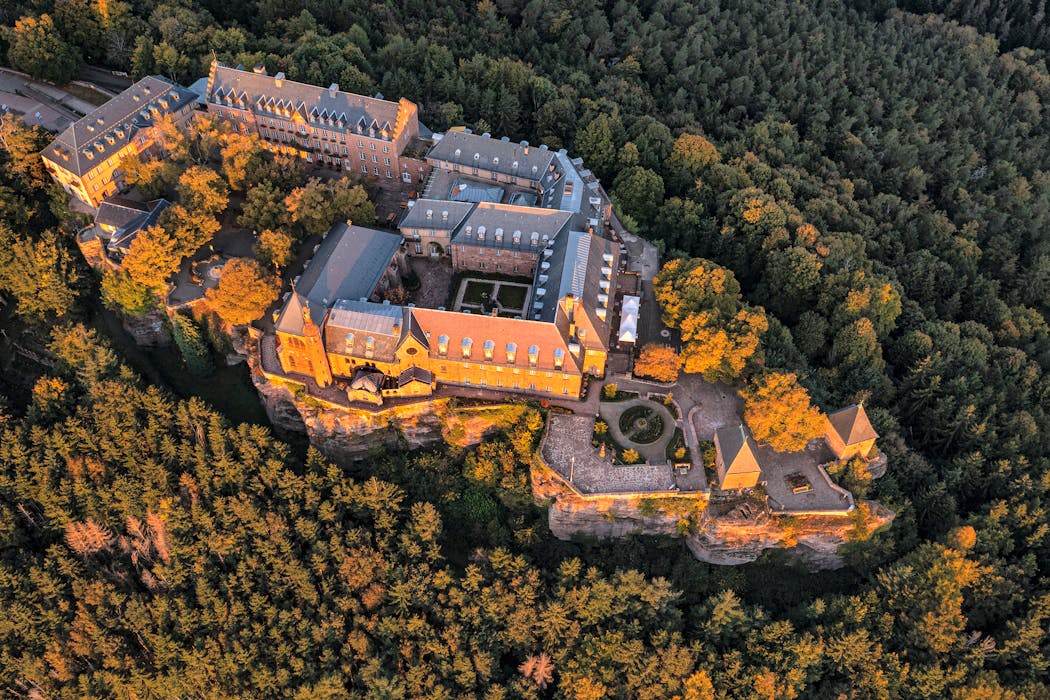 Maintes fois pillée et saccagée au cours de son histoire, l'abbaye de Hohenbourg continue de dominer depuis son plateau rocheux perdu au milieu d’une vaste forêt les vallées de Barr et de Boersch ainsi que le piémont des Vosges.