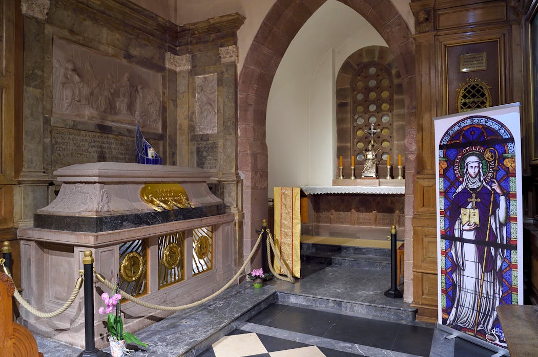 Ci-dessus : la chapelle Sainte-Odile, inscrite au titre de monument historique depuis 1840, abrite le tombeau de la sainte.
