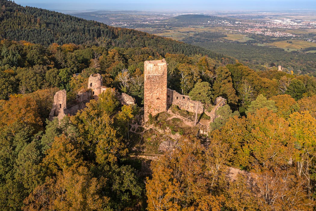 Sur les hauteurs de la petite commune de Heiligenstein se dresse fièrement le haut château de Landsberg, érigé à partir de la fin du xiie siècle.