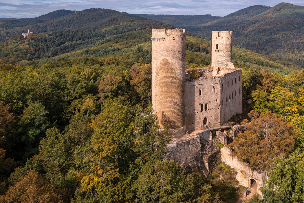 Le château d’Andlau, situé sur le Silberberg, ou « mont d’argent », est une construction datant du xiiie siècle. Ce géant de granit, dont la fragilité nécessite d’importants travaux de consolidation et de sauvegarde, présente une silhouette singulière avec ses deux hautes tours encadrant le logis seigneurial.