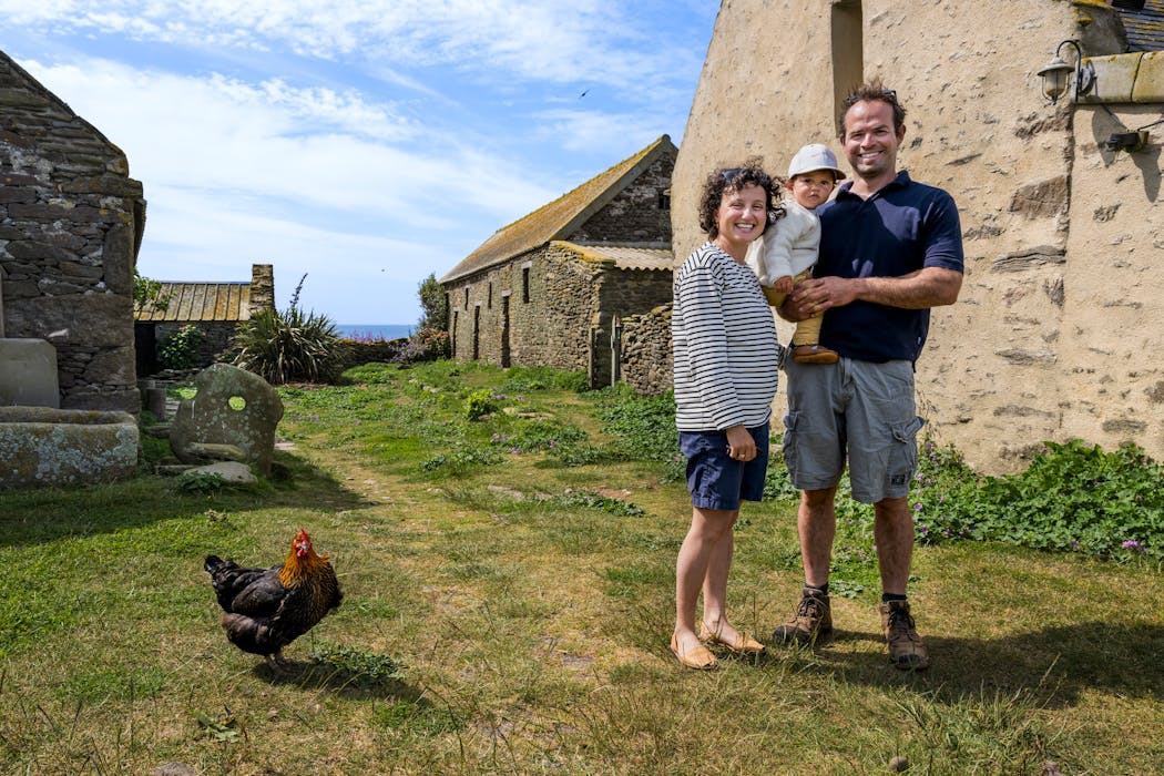 Depuis 2003, le Conservatoire du littoral y développe un projet de ferme biologique autonome en énergie, aux mains depuis 2017 d’Amélie Goossens, d’Étienne Menguy et de leur petit Mathurin.