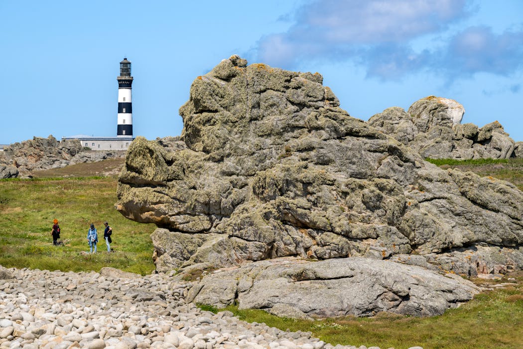 tout rayé de bandes noires et blanches, le phare de « grand atterrissage » du Créac’h (« promontoire » en breton) est un mythe. Construit à l’extrémité ouest de l’île en 1863, il est l’un des plus puissants du monde.