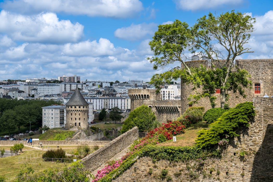 depuis les jardins fleuris du château, vue sur le quartier de la Recouvrance et la tour Tanguy, bâtisse du xive siècle qui propose une restitution de l’histoire de la ville en une dizaine de dioramas.