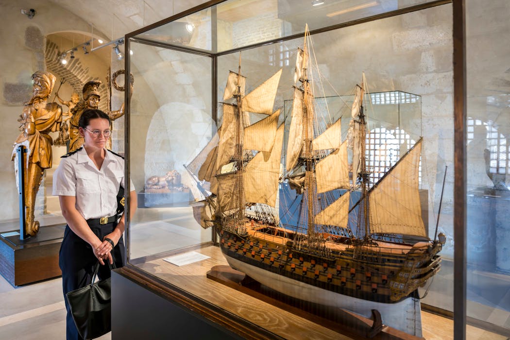 musée de la Marine, dans la salle dédiée à la décoration navale, sont exposées des statues et figures de proue en bois ainsi que des reproductions des plus grands navires français. Ici, « La Bretagne », vaisseau de guerre royal du xviiie siècle.