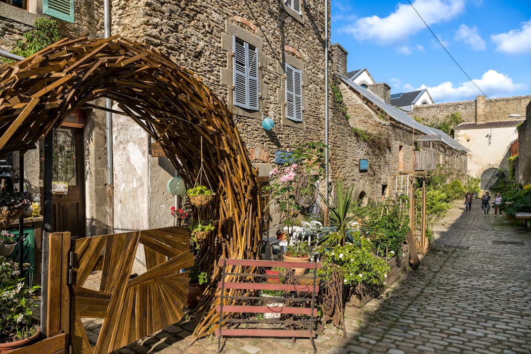 rue Saint-Malo, jolie voie pavée traditionnelle en contrebas du plateau des Capucins.