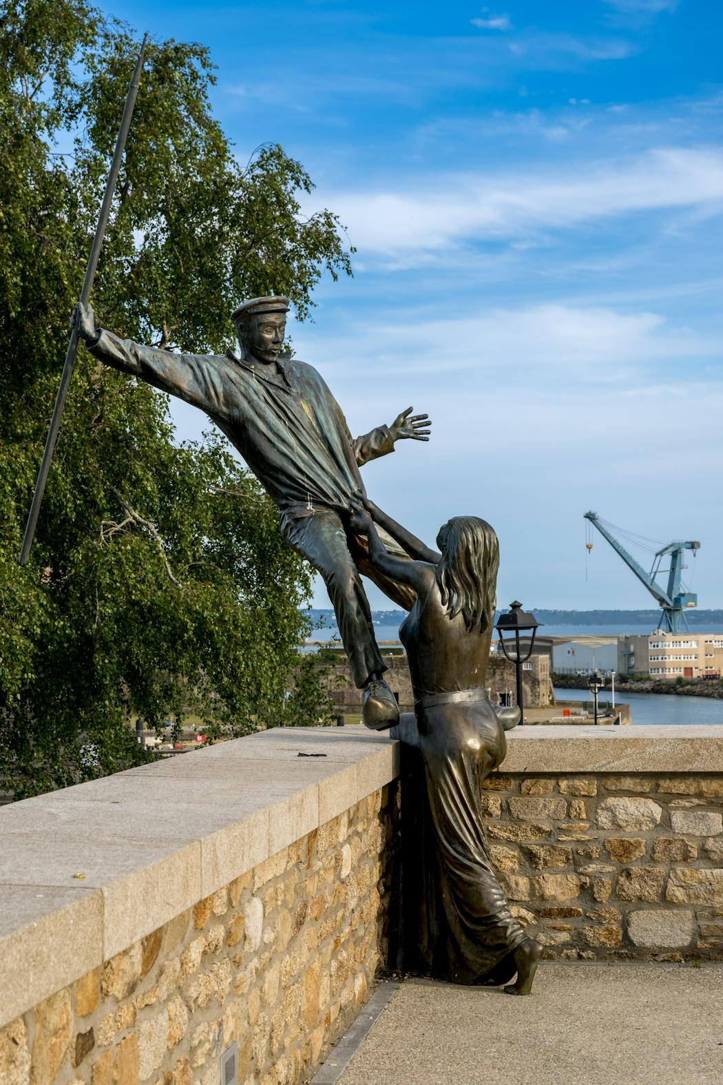 sur la place Henry-Ansquer, dans le quartier de la Recouvrance, au pied du pont et face à la rade, se tient Fanny de Laninon et Jean Quéméneur (2016), une sculpture en bronze monumentale réalisée par l’artiste brestois Jérôme Durand, en hommage à ces deux figures populaires locales.