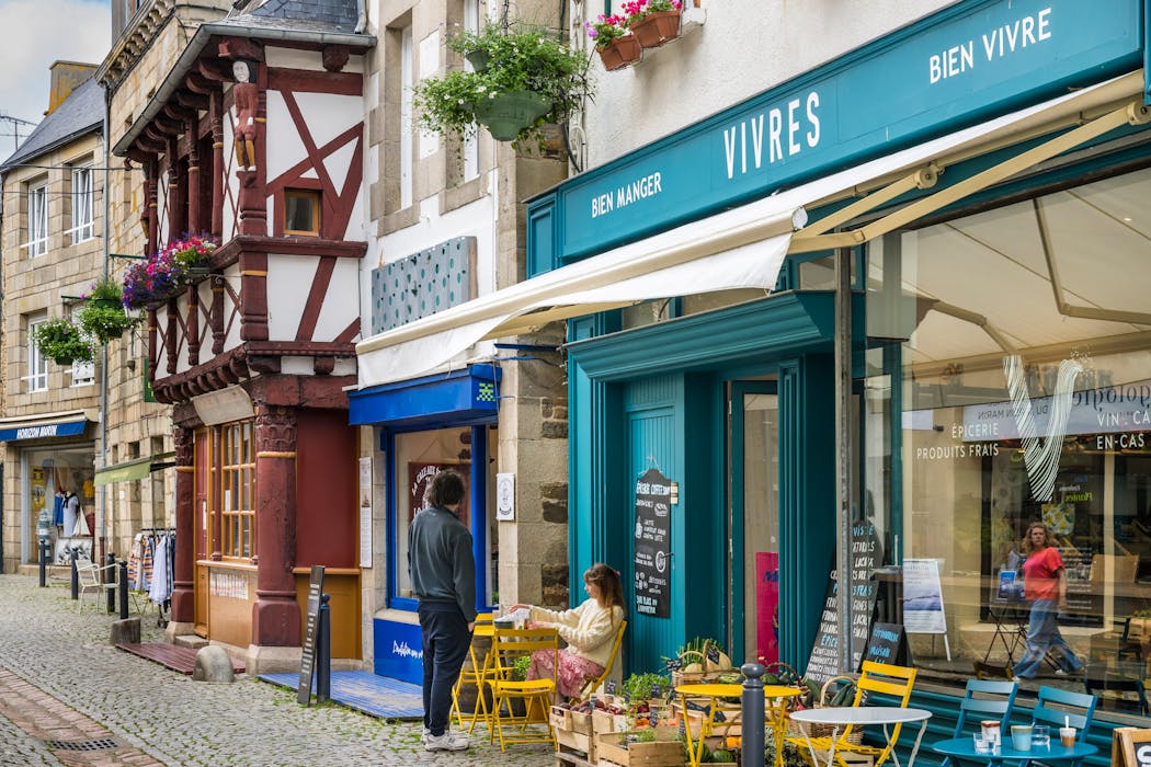 dans la vieille ville, les ruelles pavées et les maisons d’armateurs à pans de bois ou présentant un bel appareillage en pierre voisinent les boutiques et autres galeries d’art.